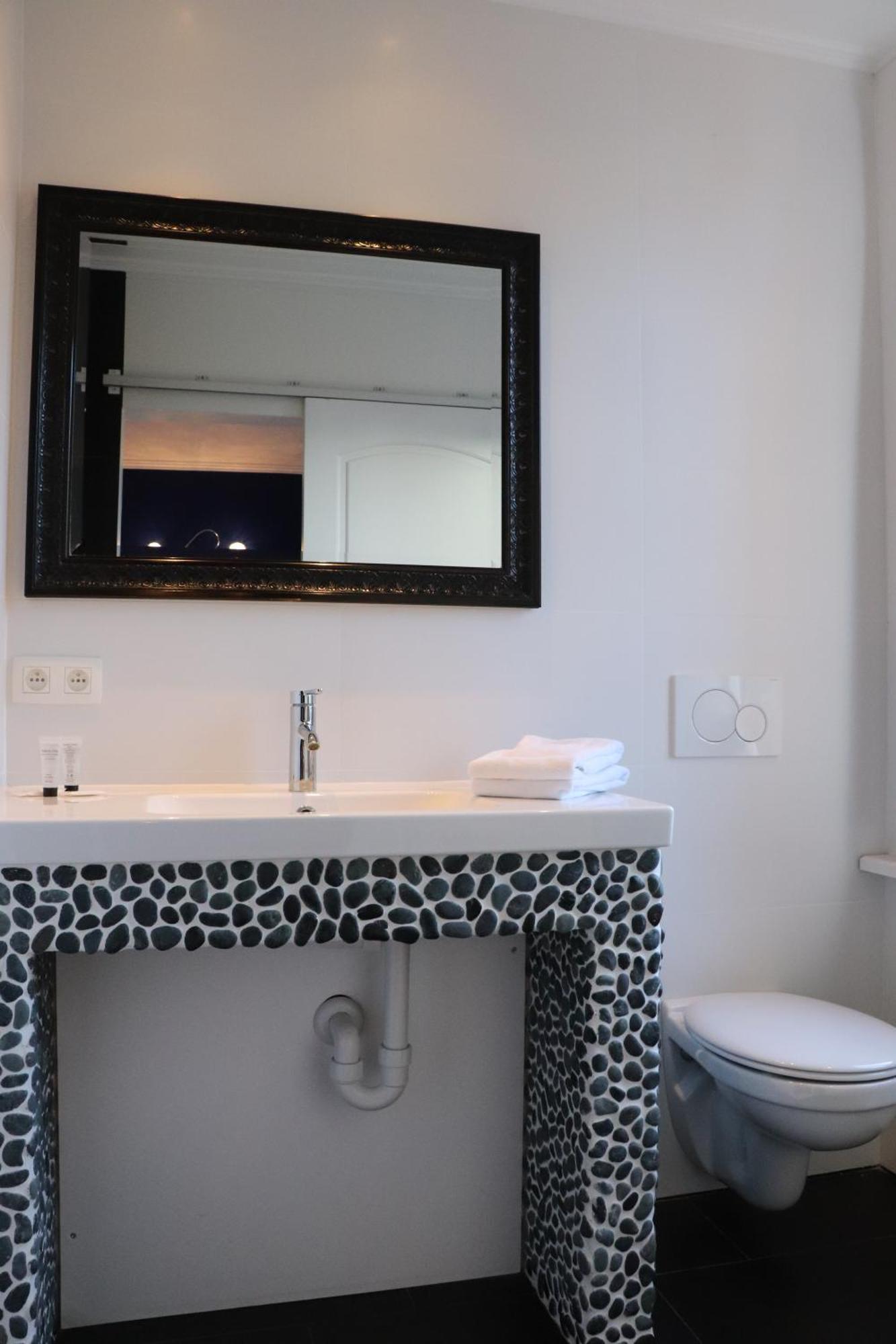 Hostel Lybeer Private Rooms Just For Two! Bruges Bilik gambar
